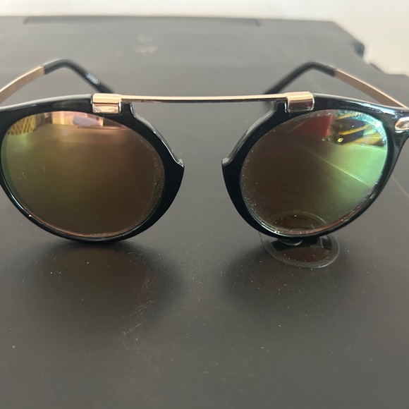 Black Round Sunglasses with Gold Bridge main image 9